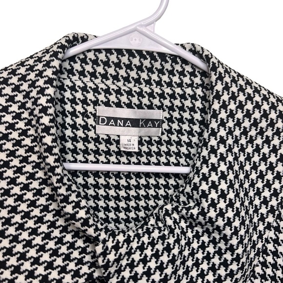 Dana Kay Women's 14 Collared Padded Shoulders Geometric Design Blazer - Picture 2 of 3